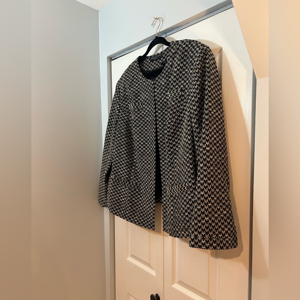 Dana Buchman Woman Black & Cream Textured Open Front Jacket Size 22 | Plus